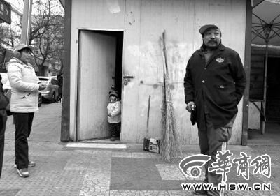 由于沒(méi)人照看，爸爸媽媽干活時(shí)帶著兩歲多的小韓靈  本報(bào)記者 董國(guó)梁 攝 