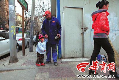 由于沒(méi)人照看，爸爸媽媽干活時(shí)帶著兩歲多的小韓靈  本報(bào)記者 董國(guó)梁 攝 
