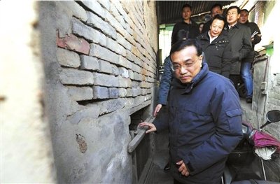 昨天，李克強(qiáng)看望包頭北梁棚戶區(qū)居民。新華社發(fā)